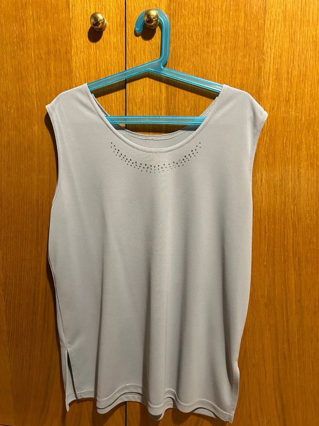 Conjunto chaqueta y camiseta gris