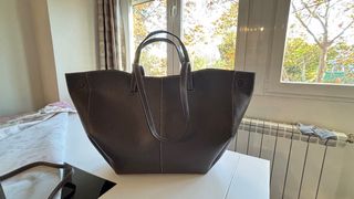 Bolso de piel marrón color chocolate