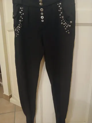 Pantaloni neri con borchie e elastico
