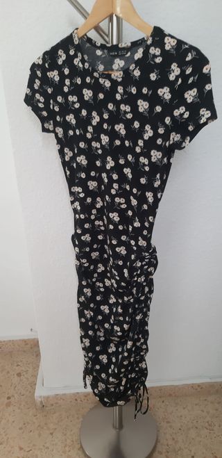 Vestido con el largo regulable. Se frunce a cada l