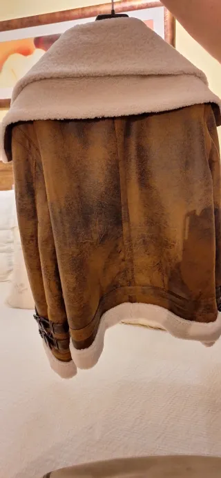 Cazadora marrón con forro blanco