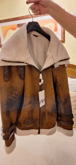 Cazadora marrón con forro blanco