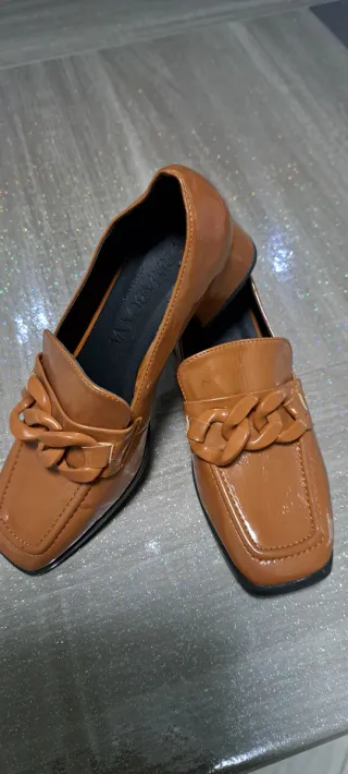 Mocassini Primadonna marroni con catena