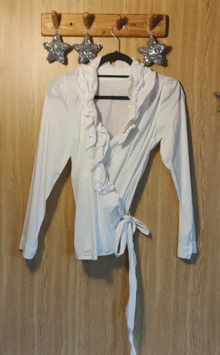 Blusa blanca cruzada con volantes