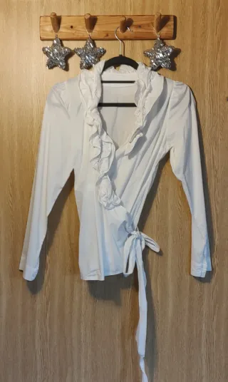 Blusa blanca cruzada con volantes