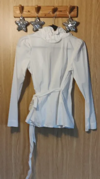 Blusa blanca cruzada con volantes