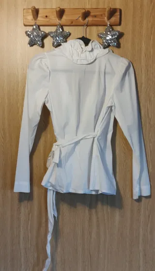 Blusa blanca cruzada con volantes