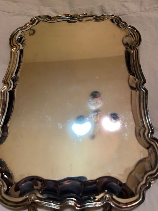 Vassoio decorativo con manici dorati