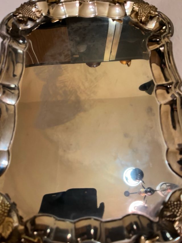 Vassoio decorativo con manici dorati