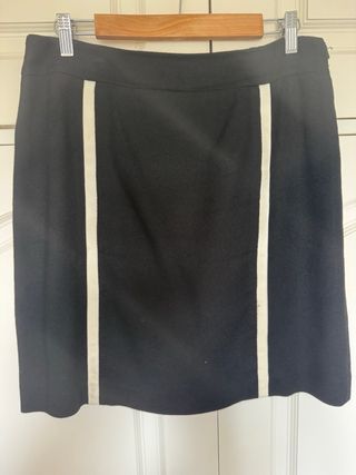 Falda YERA negra con detalles blancos