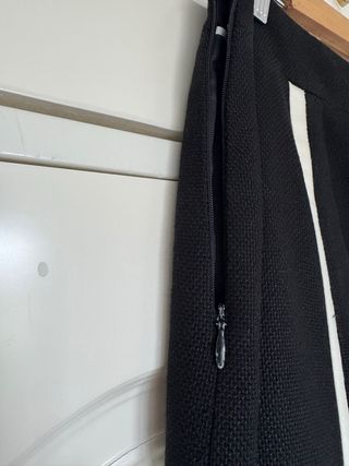 Falda YERA negra con detalles blancos