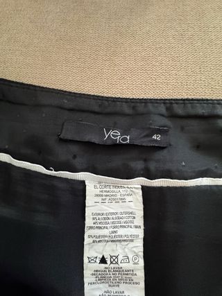 Falda YERA negra con detalles blancos