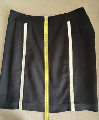 Falda YERA negra con detalles blancos