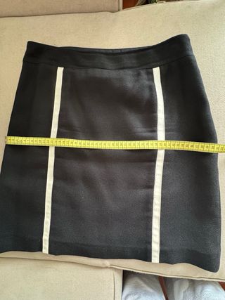 Falda YERA negra con detalles blancos