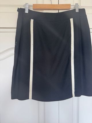 Falda YERA negra con detalles blancos