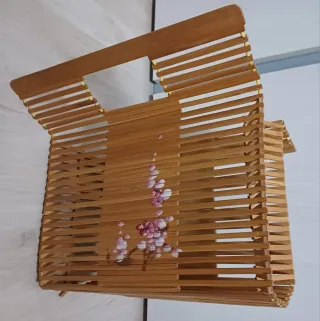 Bolso de bambú con flores