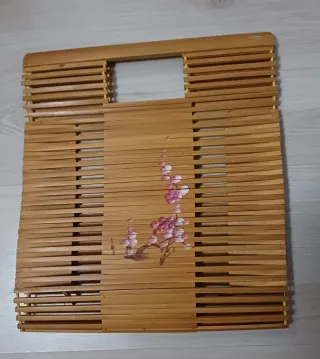 Bolso de bambú con flores