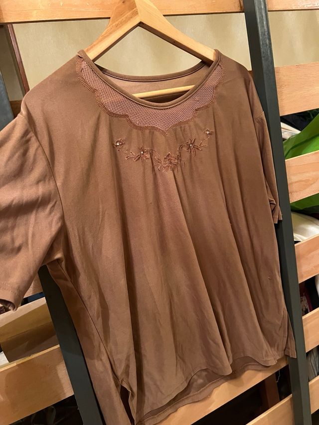 Camiseta marrón con bordado