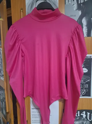 Body fucsia cuello alto manga abullonada