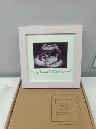 Marco foto ecografía precious little one