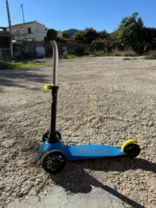 Patín 3 ruedas infantil azul y amarillo