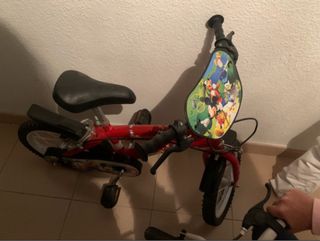 Bicicleta infantil roja con Mickey Mouse