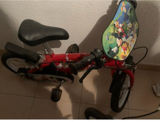 Bicicleta infantil roja con Mickey Mouse
