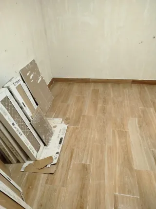 Suelo porcelánico imitación madera