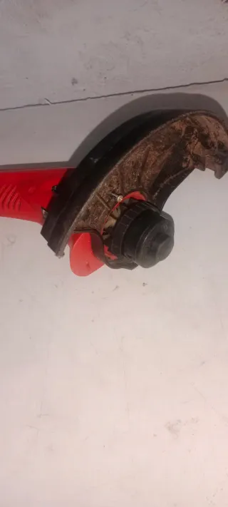 Desbrozadora eléctrica roja