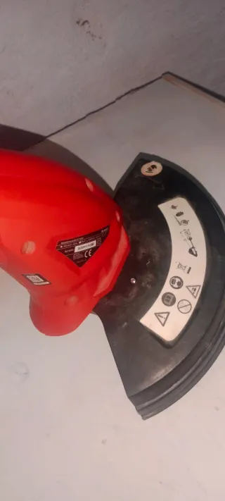 Desbrozadora eléctrica roja