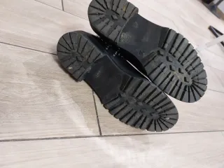 Stivaletti neri da donna con borchie