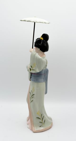 Figura de Geisha con Paraguas
