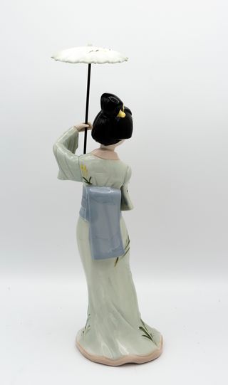 Figura de Geisha con Paraguas