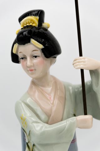 Figura de Geisha con Paraguas