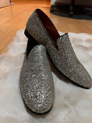 Zapatos de fiesta plateados y dorados