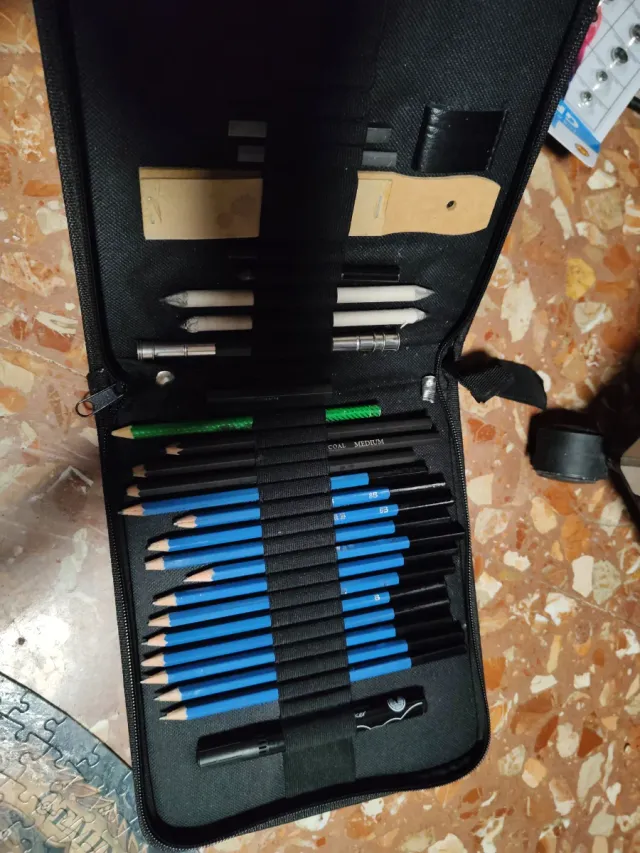 Set di disegno con matite e accessori