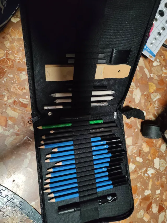 Set di disegno con matite e accessori