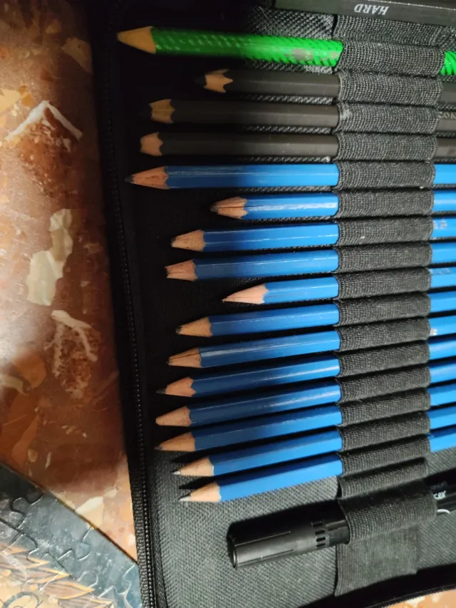 Set di disegno con matite e accessori