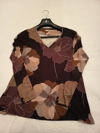 Camiseta floreada manga larga