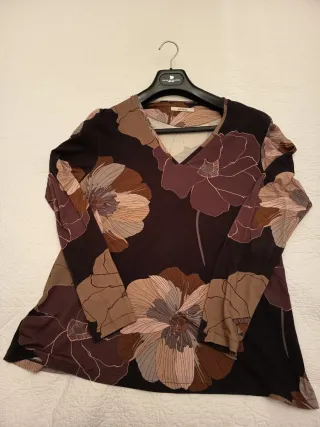 Camiseta floreada manga larga