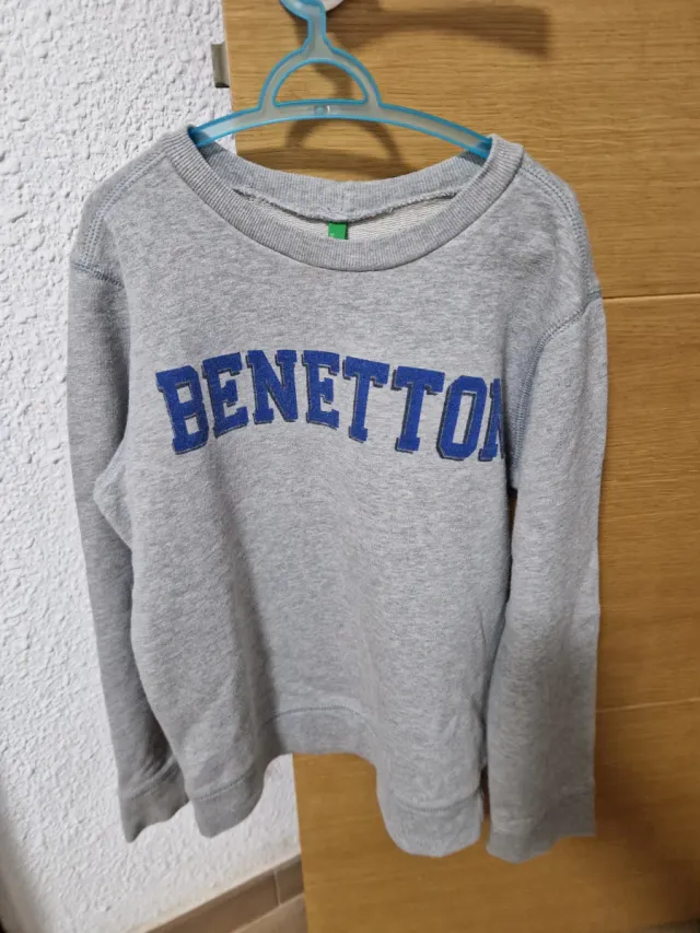 Conjunto de sudadera y pantalón.