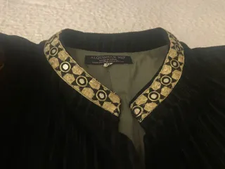 Americana bordada negra y dorada