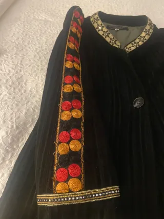 Americana bordada negra y dorada