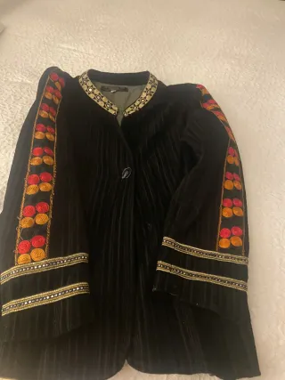 Americana bordada negra y dorada