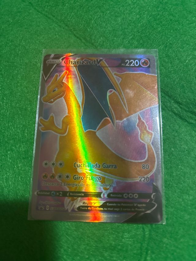Carta Pokémon Charizard V con funda