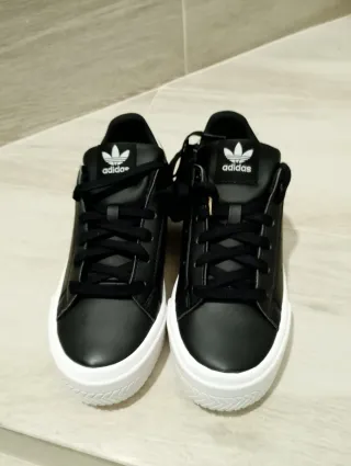 Zapatillas Adidas Negras y Blancas