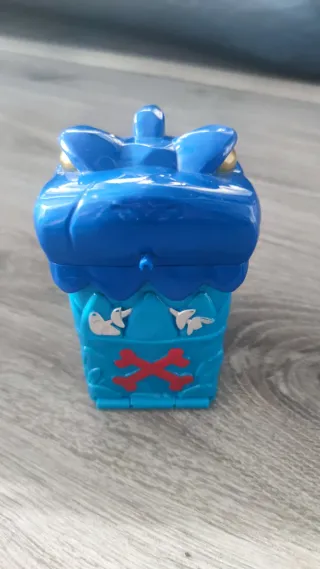 Caja azul con diseño de calavera y tiburón