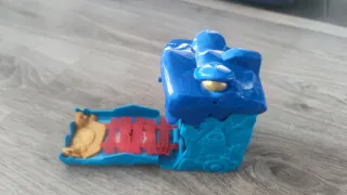 Caja azul con diseño de calavera y tiburón