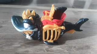 Caja azul con diseño de calavera y tiburón