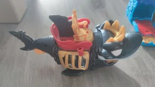 Caja azul con diseño de calavera y tiburón